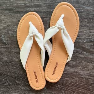 CUSHIONAIRE Quaid Knotted Vegan Leather Thong Sandal - Size 7.5